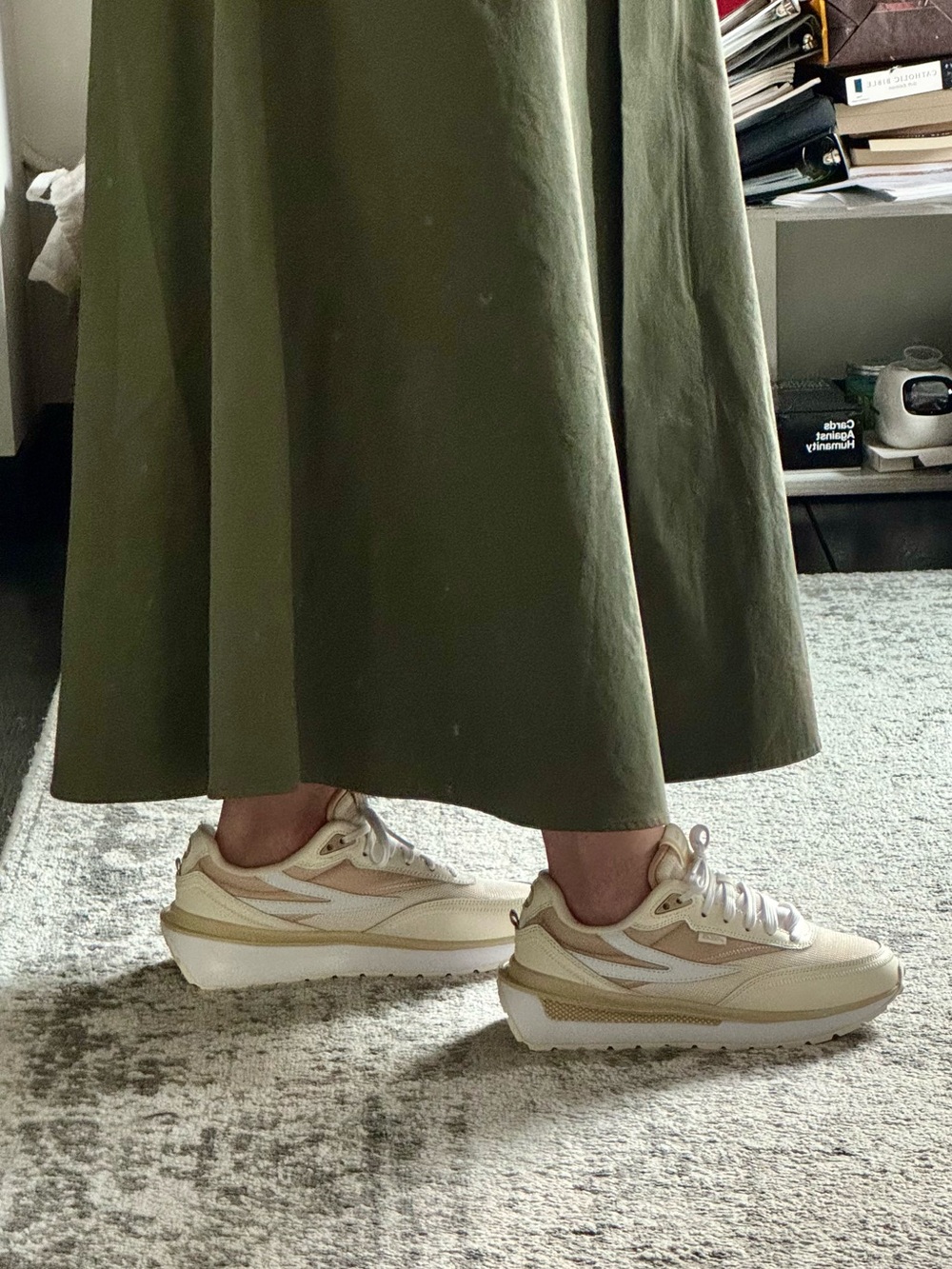 NWB FILA Renno Sneakers Women’s Size 8 Cream Beige Retro Runner Chunky Shoe
